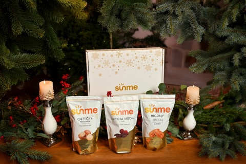 Zestaw Świąteczny Wyjątkowy Prezent Migdały łuskane, orzechy makadamia, żurawina suszona