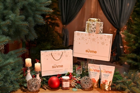 Zestaw Świąteczny Wyjątkowy Prezent Migdały łuskane, orzechy makadamia, nerkowiec słoik